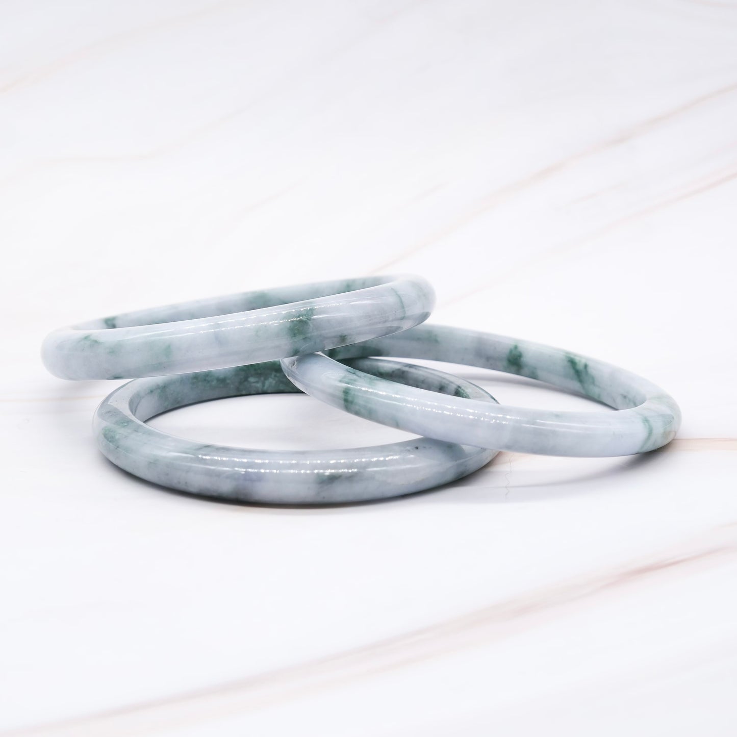 Thin Moss in Snow Jade Bangle